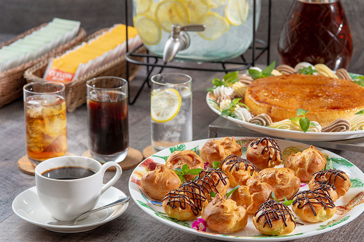 ランチご利用のお客さまは、サラダバー＆ドリンクバー無料です。 茜（旧新館）レストラン あかねくりやとは違った雰囲気のレストラン フローラ。洋食をメインとしております。お気軽にご来店くださいませ