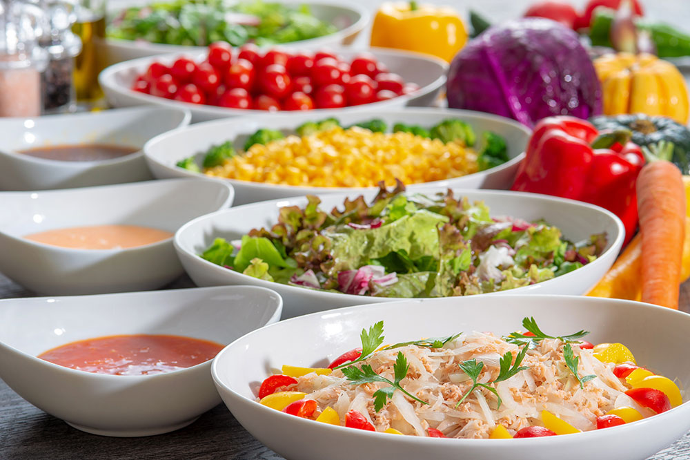 ランチタイムは、全品サラダバー・デザート・ドリンクバー （コーヒー・紅茶）付き。